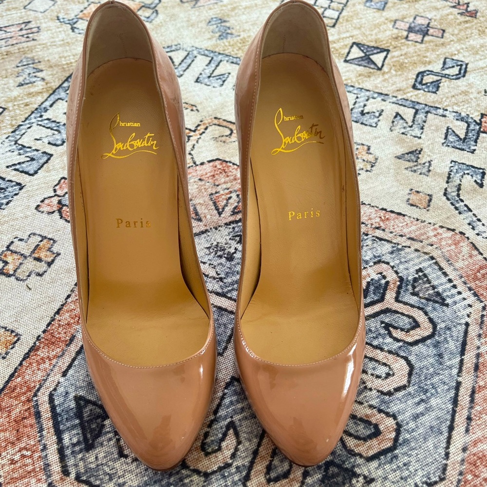 NEVER WORN CHRISTIAN LOUBOUTIN SO KATE NUDE HEELS